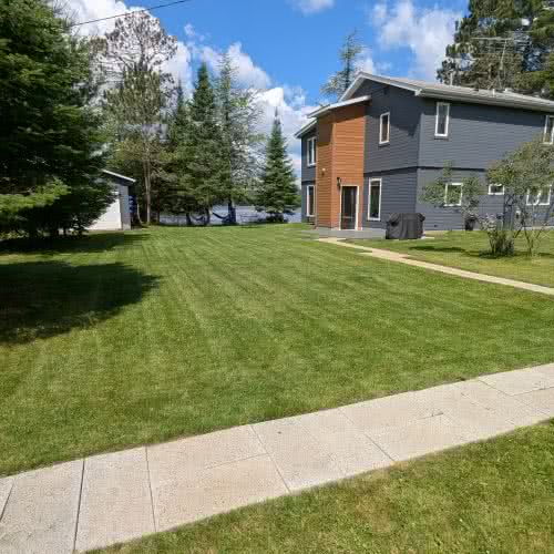 位於威斯康辛州鷹河鎮的 Smile Awhile 飯店設有舒適的戶外火坑，非常適合全家烤棉花糖，享受星光璀璨的北伍茲夜晚。