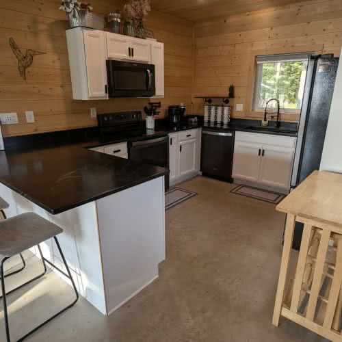 我們設備齊全的廚房配備了嵌入式照明和現代櫥櫃，為湖畔別墅營造了一個明亮而溫馨的烹飪空間。