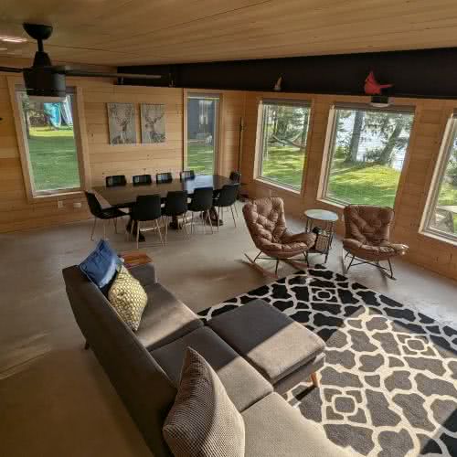 位於威斯康辛州鷹河的 Smile Awhile 飯店配備全尺寸冰箱，為長期度假住宿提供便利。