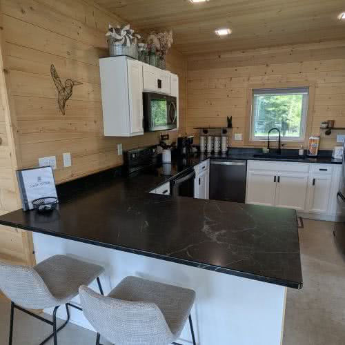 Smile Awhile 餐廳擁有寬敞的花崗岩檯面和現代化的水槽，為 Eagle River 的家庭準備豐盛的大餐提供了充足的空間。