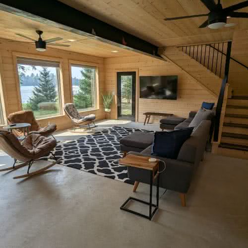 Smile Awhile 提供安全的免鑰匙進入系統和明亮的外部照明，為所有客人提供安全便捷的自助入住服務。