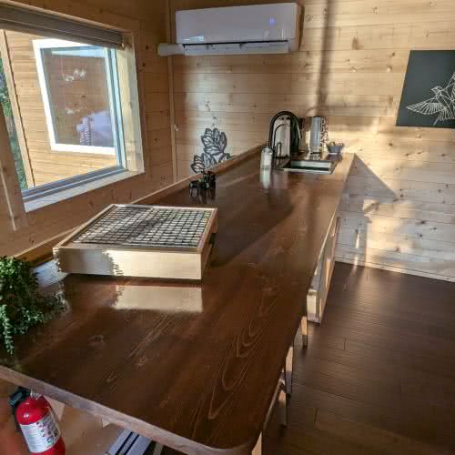 我們湖畔別墅配備了現代化的暖氣和空調系統，使威斯康辛州四季氣候舒適宜人。