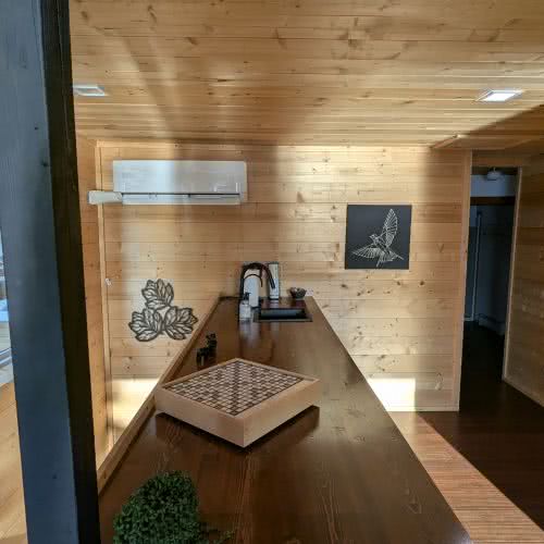 Smile Awhile 提供高速 Wi-Fi 和專用工作空間，確保在北伍茲地區進行遠端工作或串流媒體時擁有可靠的連線。