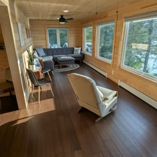 我們在鷹河的出租房屋擁有寬敞的私人車道，足以停放多輛汽車、船拖車和雪地摩托車運輸車。