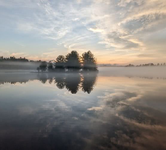 我們湖畔出租房設有安全圍欄，為孩子們提供安全私密的玩耍環境，也為客人提供在大自然中放鬆身心的機會。