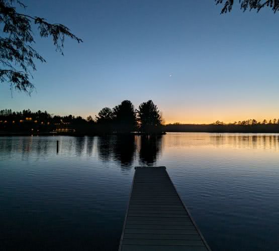 我們湖畔出租房設有安全圍欄，為孩子們提供安全私密的玩耍環境，也為客人提供在大自然中放鬆身心的機會。