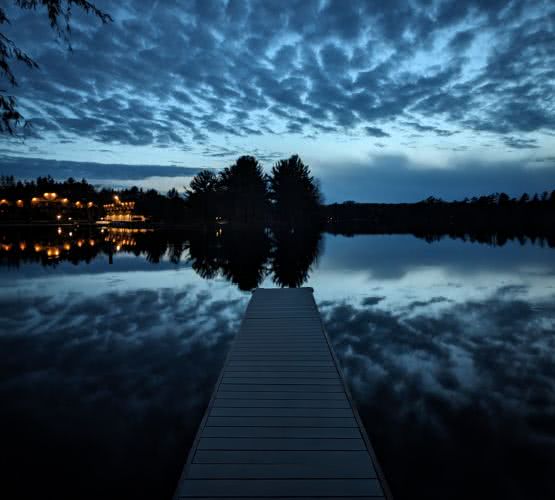 我們湖畔出租房設有安全圍欄，為孩子們提供安全私密的玩耍環境，也為客人提供在大自然中放鬆身心的機會。